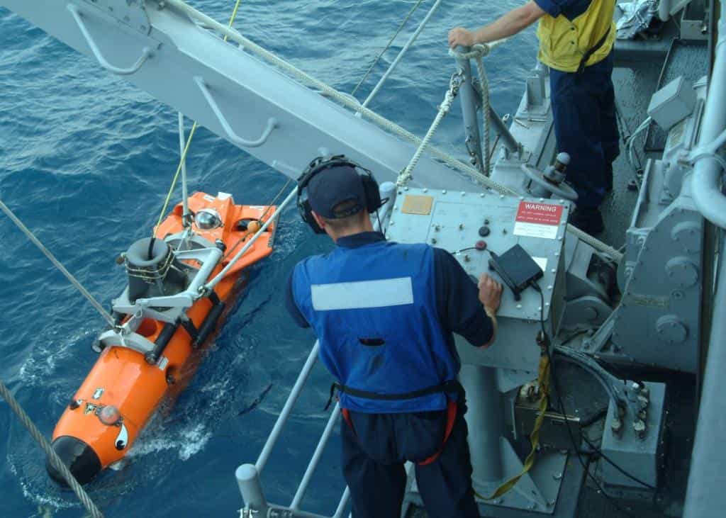 Исследователи Брюс Робисон и Ким Рейзенбихлер использовали видео с телеуправляемых подводных аппаратов (ROV), которые называются необитаемыми, так как пилот находится на борту судна, а само устройство передает показания датчиков и видеосигналы через сложный грузонесущий кабель